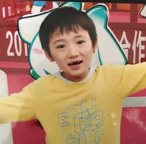 宋亚轩超话#宋亚轩王牌对王牌#叮咚 幼崽小小轩来啦 宋亚轩从小就好看