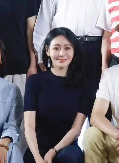 服了40岁于明加,脸真僵了但身材没掉队,罕见站台穿针织衫惊艳人_造型