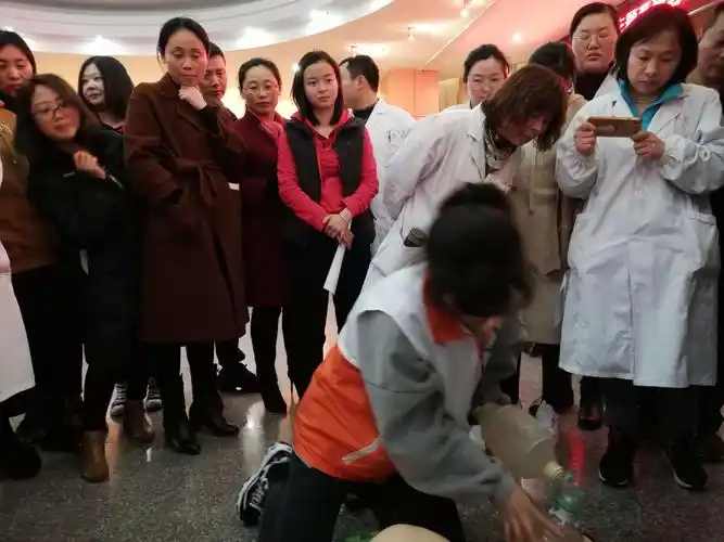 志愿者老师们进行了心肺复苏,电除颤现场演示.