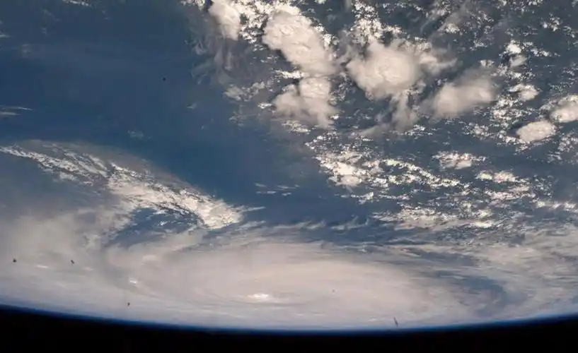 强台风登陆日本 宇航员拍到震撼台风眼