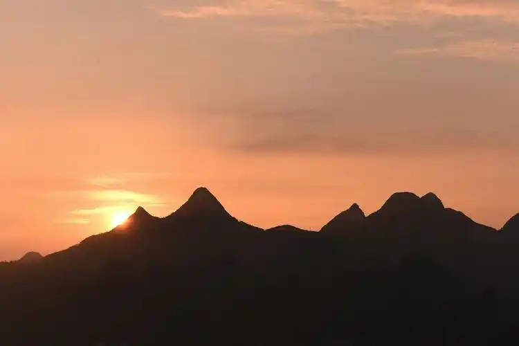 当初阳在山脊露出半个脸时,便在山脊上发出了美丽的星芒.