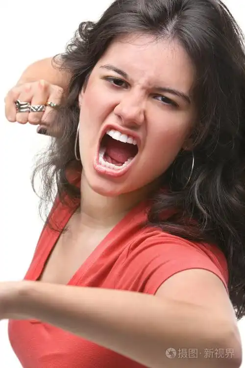 年轻女性表达她的愤怒