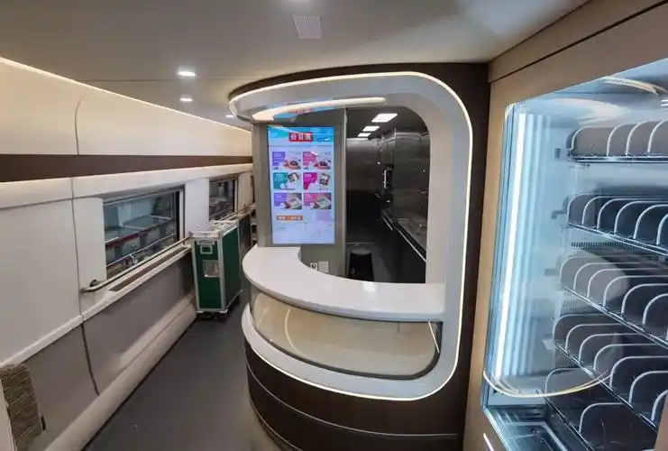 餐车增设了1台自动售货机想买水果,饮料,零食?