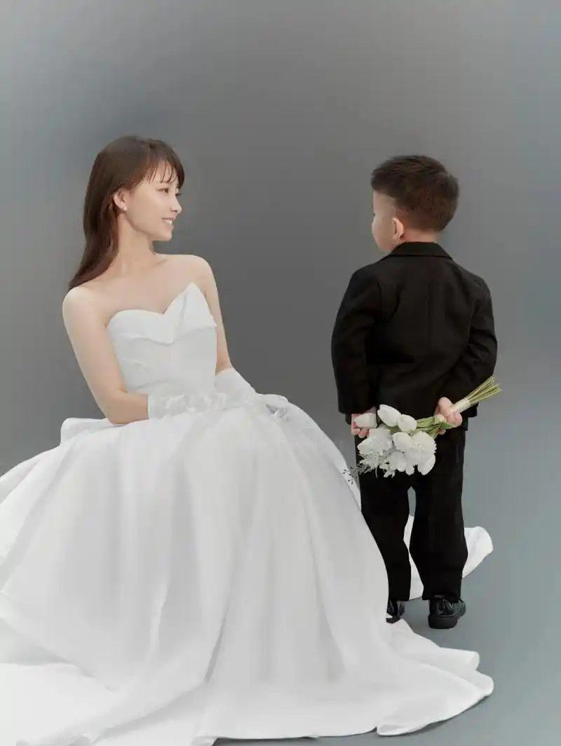 穿婚纱和儿子拍的亲子照原来可以这么甜 这次拍摄的小姐姐很遗憾结婚