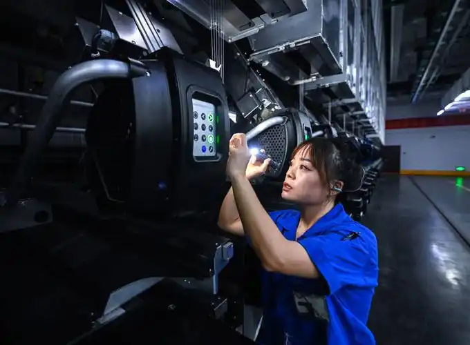 恒超化纤有限公司的车间内,工人正在自动化生产线上巡查(2月2日摄)