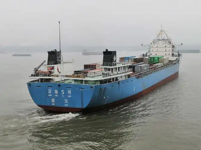 我国内河最大江海直达集装箱船首航洋山