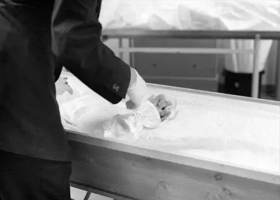 摄影师真实记录法医尸检的全过程