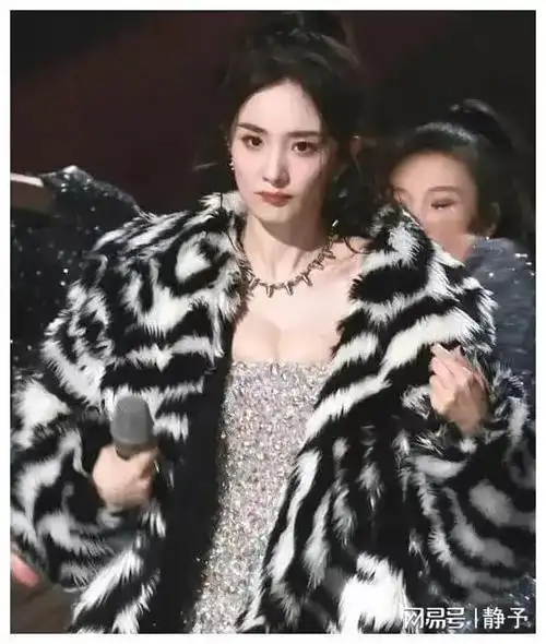 热依扎穿比基尼泳衣惹争议,网友:别想安生|柳岩|杨幂|徐娇_网易订阅