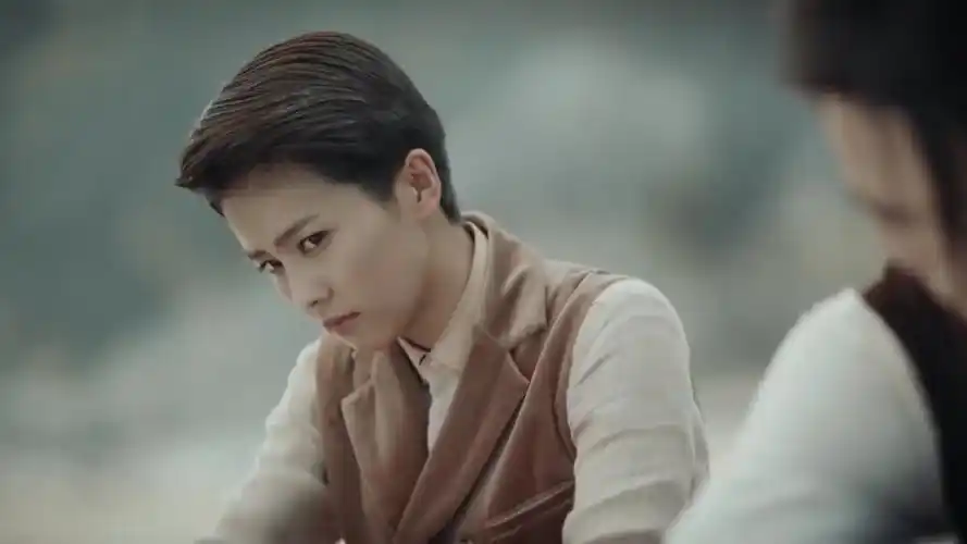 烈火军校:谢襄被螃蟹弄伤手,顾燕帧立刻抓过来处理