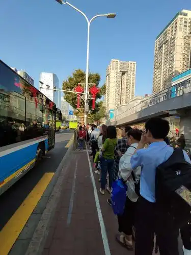 这是804,806,808站位乘客有序排队候车.