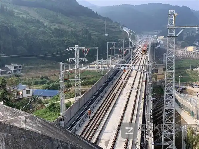 是我国 " 八纵八横 " 高速铁路网中兰广 ( 兰州——广州 ) 大通道的