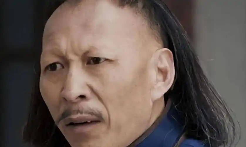 "两腮无肉不可交"的后半部分是"满脸横肉为凶相",这句话同样也是展示