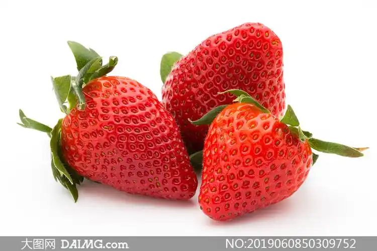 三个大个头的新鲜草莓摄影高清图片_大图网图片素材