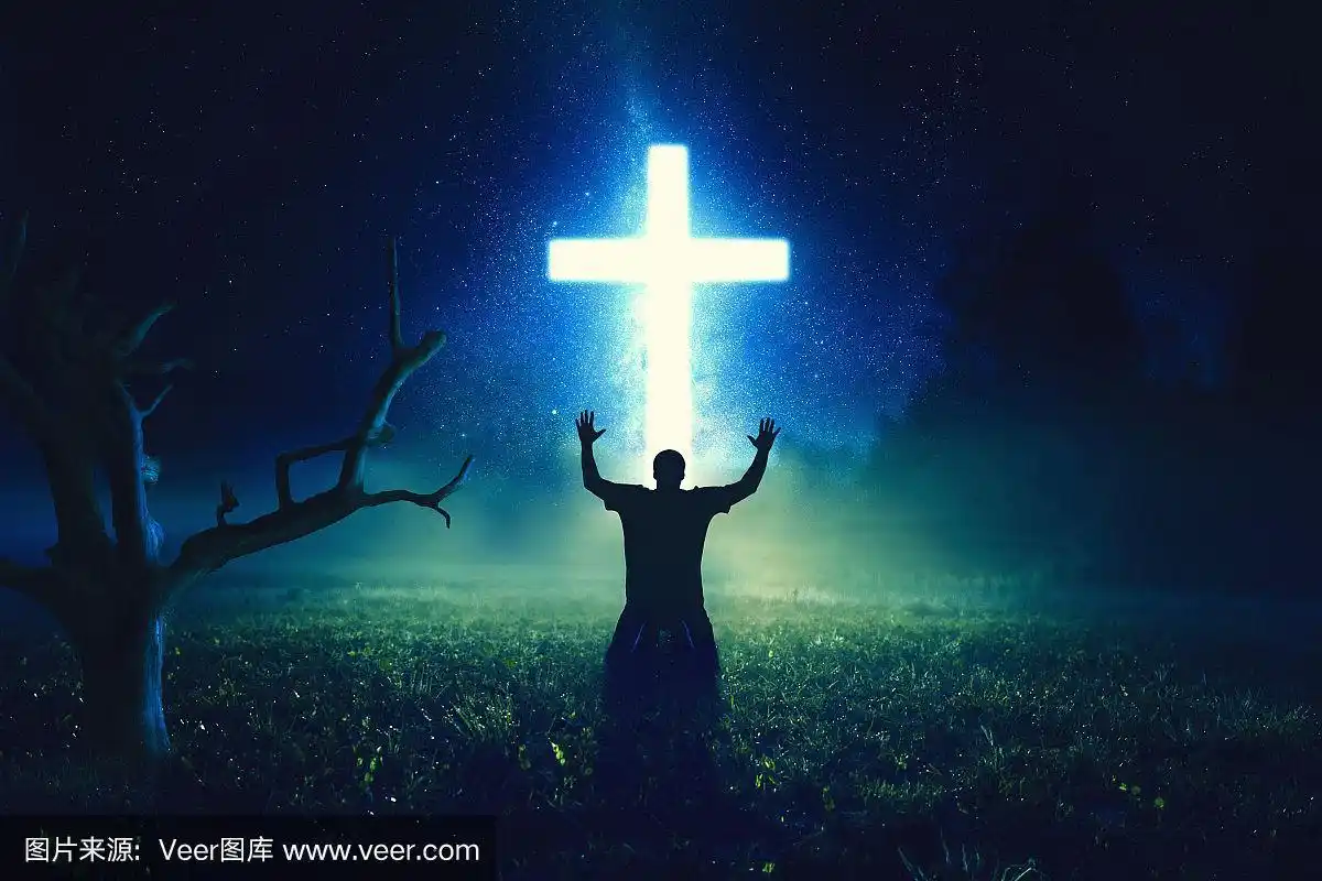 在十字架前祈祷