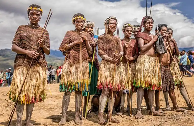 印尼达尼部落男性不穿内裤穿阴茎鞘 女人断指哀悼亲人