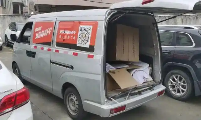 货拉拉司机报警称运的货物露出一只穿丝袜的脚?