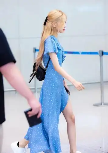 朴彩英越来越圈粉!一身碎花开叉连衣裙温柔又仙气,美得像初恋