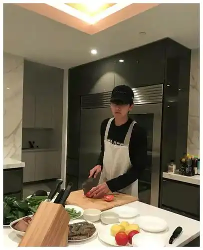 从照片中曝光了吴亦凡的豪宅,从照片我们可以看出家中选用现代风格