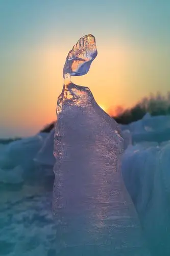 冰雪之美……融化的残冰败雪 依然美丽