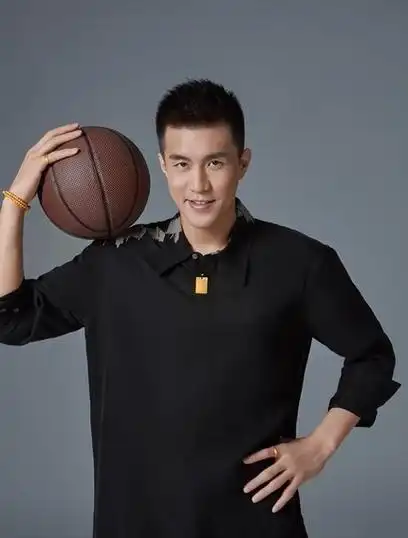 郭艾伦晒出一段自己帅气的祝福视频,配文写道:"大家节日快乐哦,今天吃