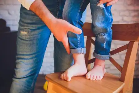 成人父母手捧小婴儿脚照片