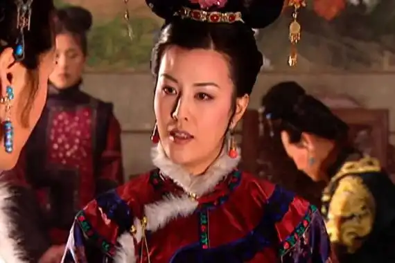 佟佳氏14岁时就进了宫,15岁时生下了康熙皇帝,而