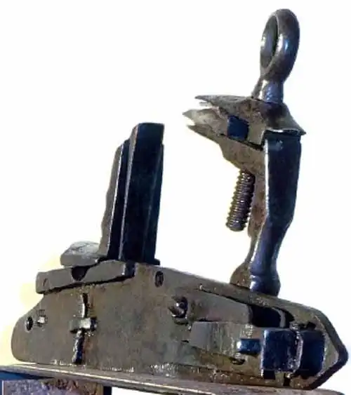 待击阻铁作为保险的安塞尔莫枪机的长枪枪托,枪托型制同于早期的火绳