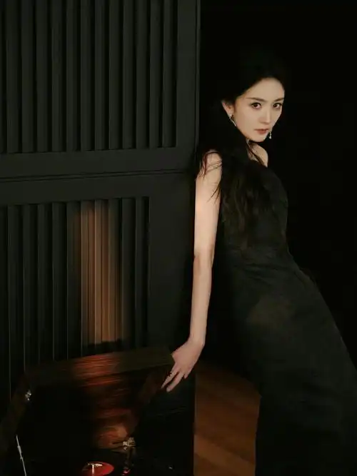 杨幂穿黑色吊带裙身材纤细性感妩媚