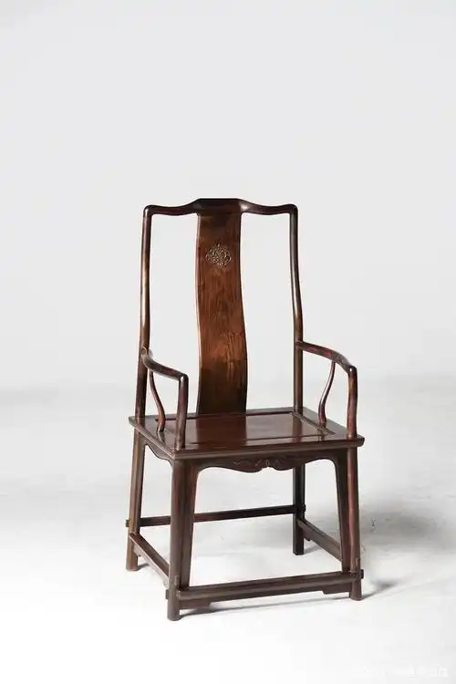 此官帽椅以王世襄《明式家具研究》器型为款,因其造型是古代椅具工艺