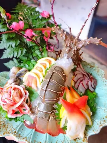 这一盘具有东南亚气息的海鲜,摆盘相当好看,鲜艳的色彩瞬间勾起miniko