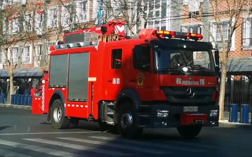 出警北京大兴消防支队黄村消防救援站六辆消防车任务结束闪灯不鸣笛
