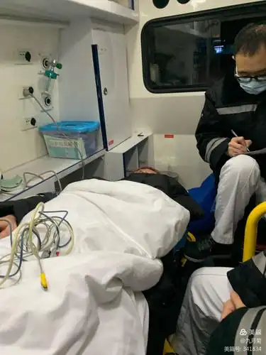 2月2日晚上2点多,宝宝要赶来过年羊水破了,宝爹叫了救护车