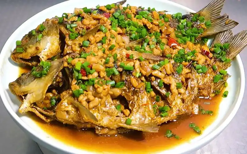 饭店一份58元的干烧鲫鱼,在家做成本不到25元,鲜香入味,下酒下饭,超