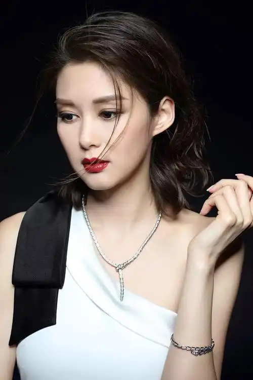 uc头条:岑丽香, "国际中华小姐"冠军