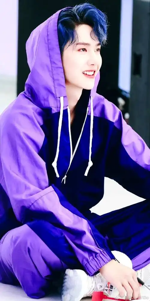 王一博#好喜欢王一博的蓝发造型侧颜生图好绝好迷人有一种让人畏è