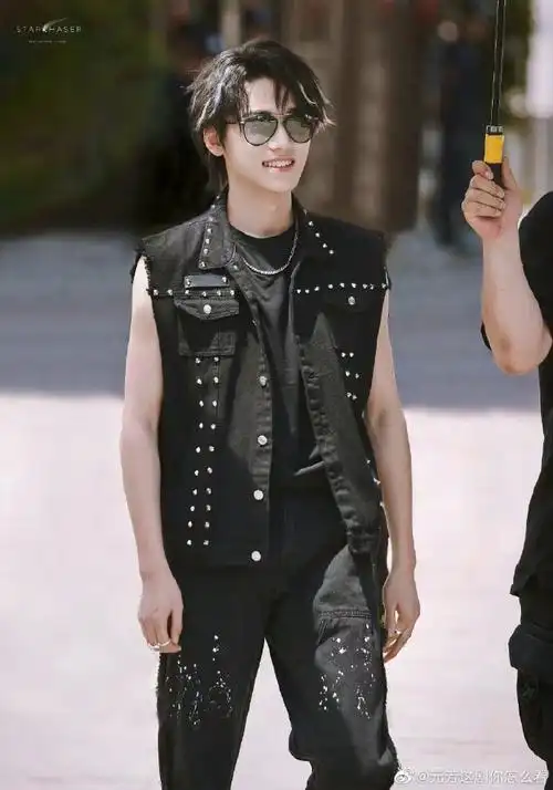 宋亚轩银白挑染发型#宋亚轩新专辑银白色挑染造型真好帅,这个发色真