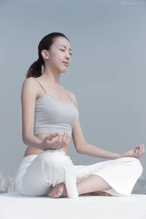 简易坐舒适安全,最是适合瑜伽初学者.