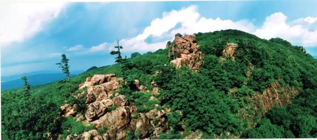 松峰山自清代以来被称为东北八大名山第一奇观,山峰险峻,有山泉,奇石