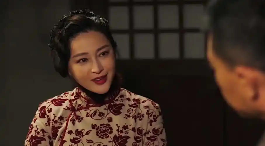 原来,那次误打误撞闯入闺房,让万山红迷上了杨建峰的男子气概.