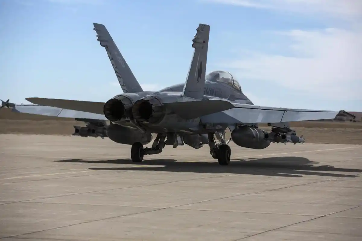 8 美军f18战机机翼挂满武器