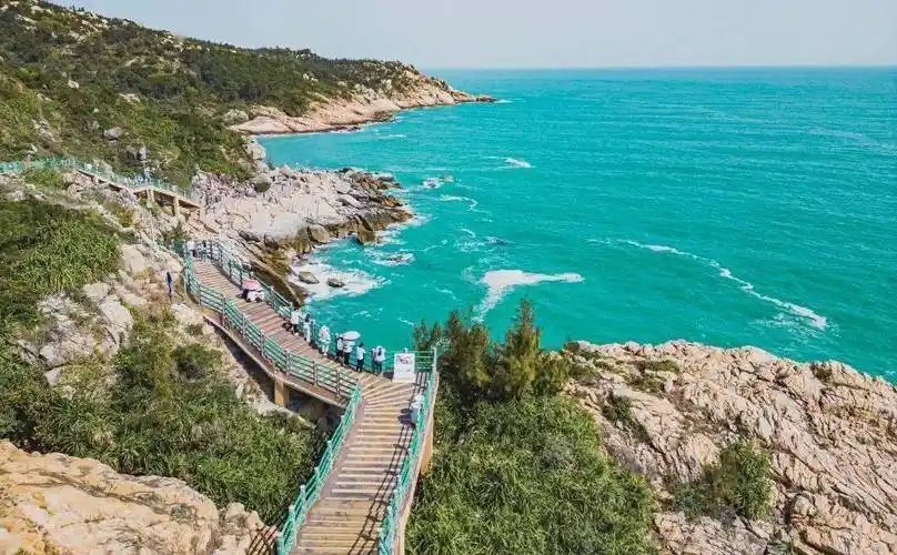 度假区环岛公路北侧双月湾云顶海岸旁营业时间:9:00-18:00门票信息:需