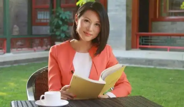 担任香港凤凰卫视资讯台助理总编辑,凤凰卫视中文台节目制作人和主持