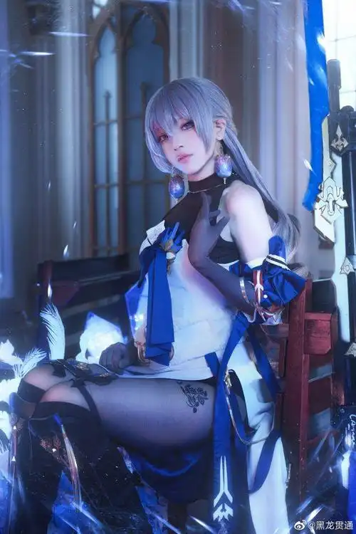 黑龙贯通cos布洛妮娅展现银鬃铁卫统领的魅力
