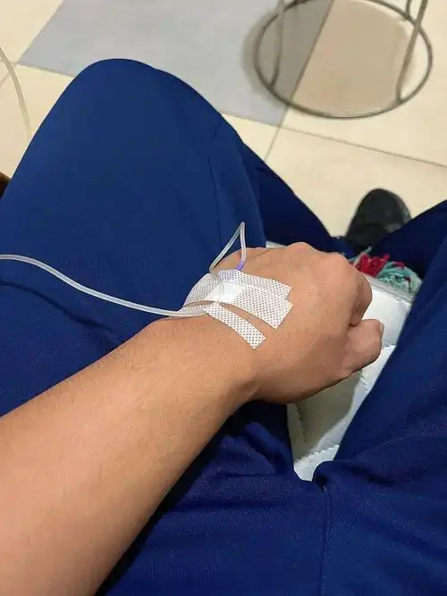 论消防员一个人打点滴的倔强