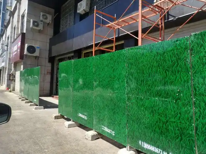 赣东大道锦绣华庭临街店铺更换店招字体未设置围挡督促店主已设置施工