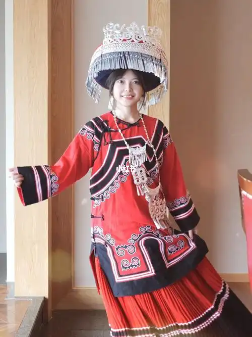 凉山彝族民族服饰变装