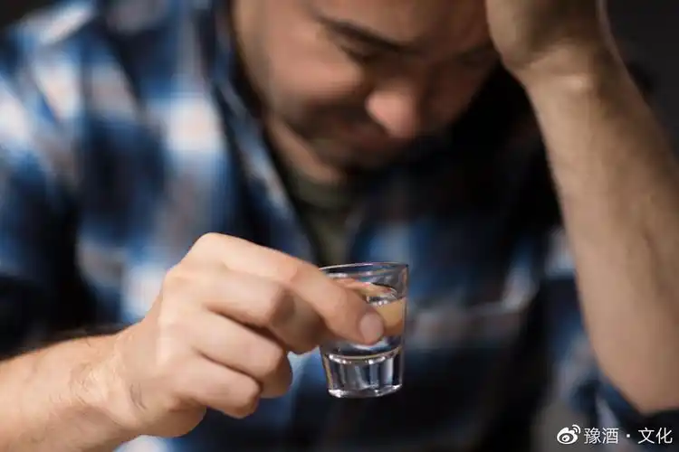 "举杯消愁愁更愁",烦恼不会因喝酒消失,而只会越来越多,醉生梦死的人