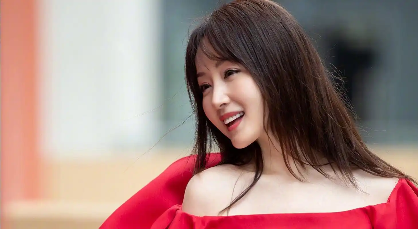 杨钰莹作为一位 52 岁的中年女性,她的保养确实令人称赞.