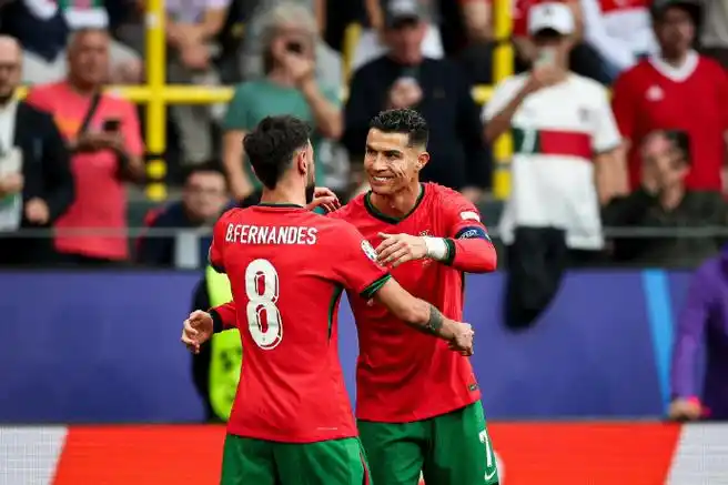 c罗发文庆祝葡萄牙小组第一##c罗晒球队合照##看欧洲杯上咪咕