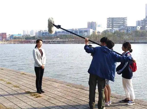 《记住乡愁》摄制组在东门宾阳楼取景,央视主持人杨阳通过镜头,介绍